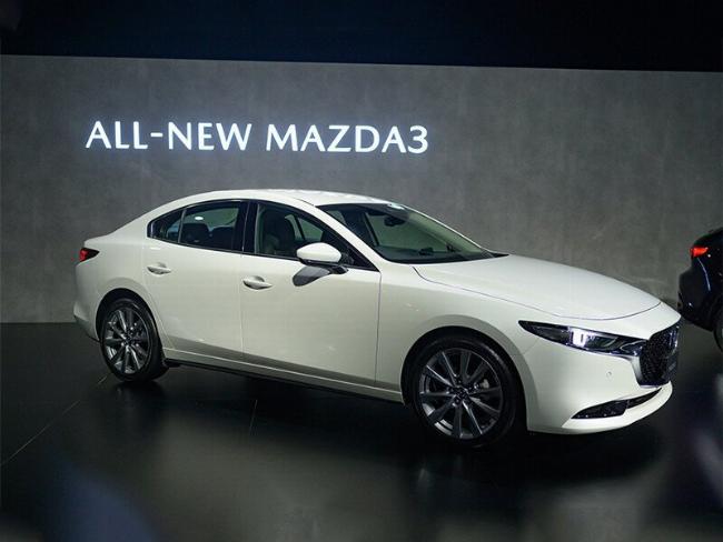 Cận cảnh khe cắm thẻ nhớ SD trên hệ thống Mazda Connect của Mazda 3, minh họa nơi đặt thẻ bản đồ.